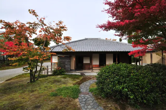 秋は周囲を艶やかな紅葉が彩り、華やかな雰囲気に