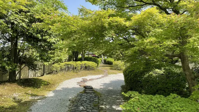 枯山水をイメージした茶庭は、落ち着いた和の風情が漂う