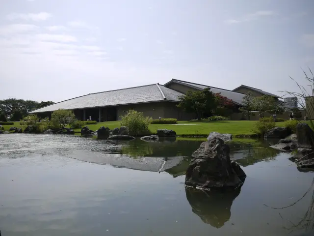 水墨画を中心に、日本画や工芸など幅広い分野を紹介