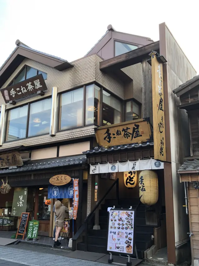 参拝途中のランチや休憩にも立ち寄りやすい