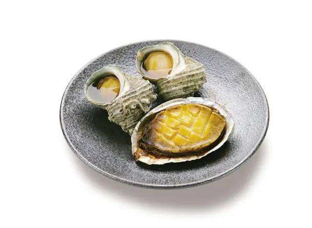 あわびとさざえが入った焼貝盛り合わせ