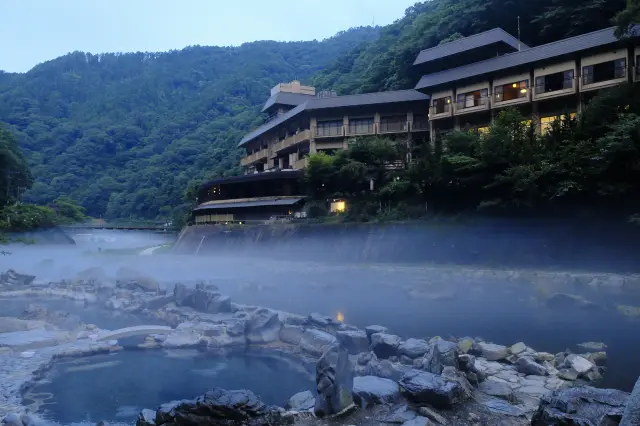 宿の対岸には、共同露天風呂「砂湯」がある