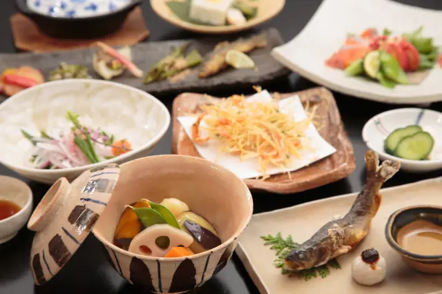 地元の野菜を生かした料理を、彩り豊かな会席仕立てで提供
