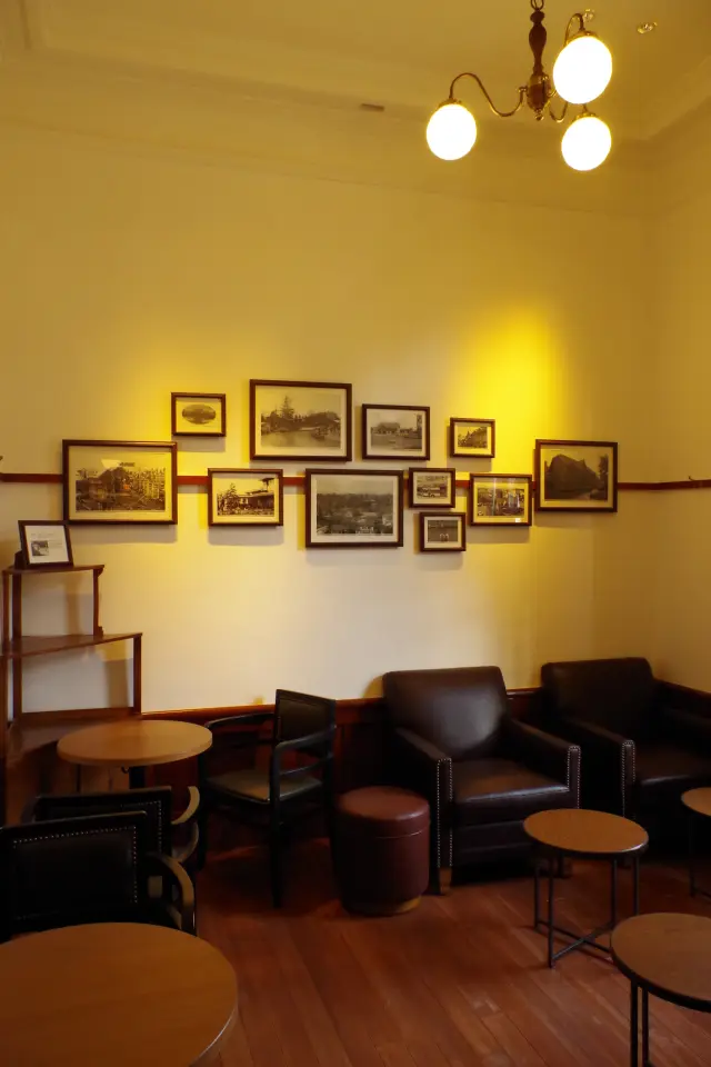 建物の変遷を伝える写真を展示