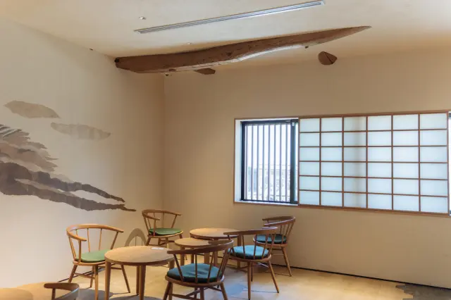 かつての梁をそのまま活かした、くつろぎの空間