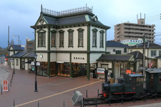 駅舎とコーヒーストアが共存