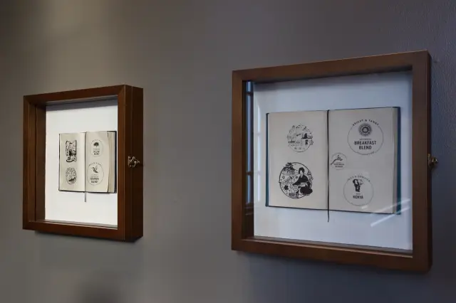 パスポートをモチーフにしたアートを展示