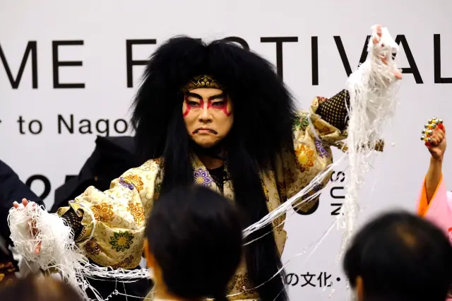 オープニングはステージで歌舞伎や狂言などの演目を披露