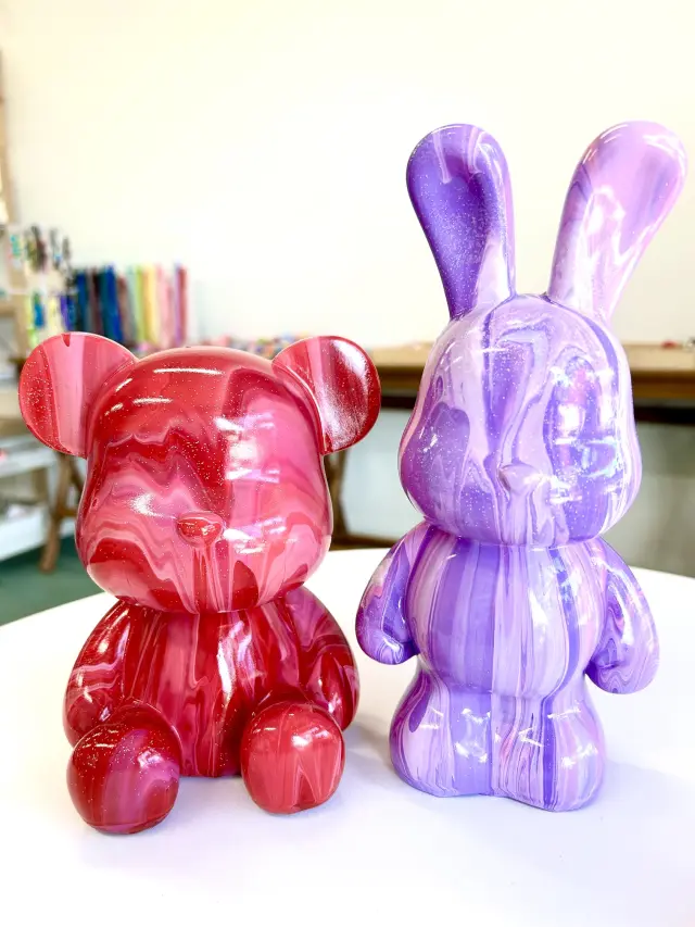 こだわりの色で仕上げた作品は貯金箱にもなる