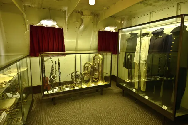 制服や楽器など充実した展示