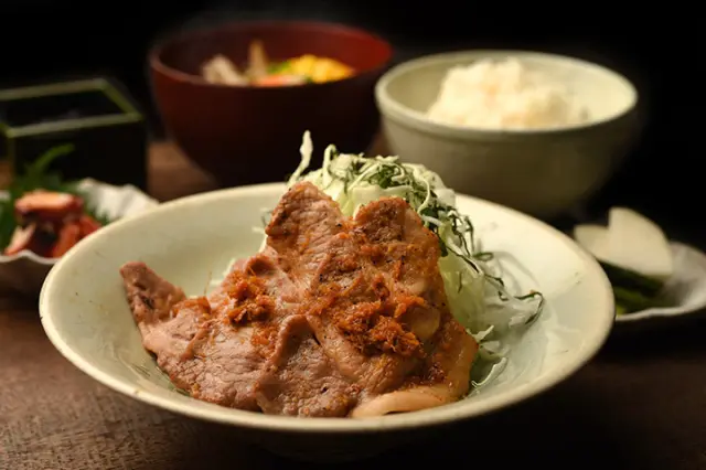 食堂では釜炊きのご飯や地元の発酵調味料を使ったおかずを味わえる