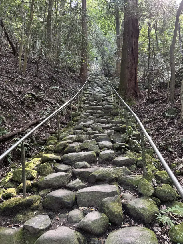自然の石を組み上げて作られた鬼の石段