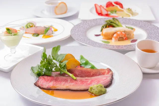 夕食には、フランス料理が食卓を彩る