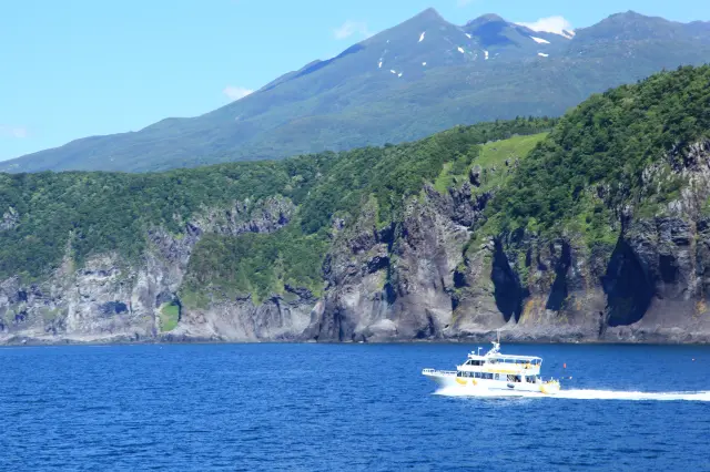 “知床半岛”断崖连绵，景色雄浑壮观