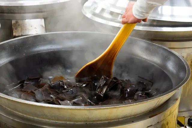 職人は昆布の様子を見ながらかき混ぜるなど釜につきっきりだ