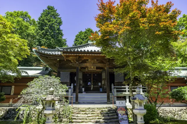 五色台の自然に包まれた寺院