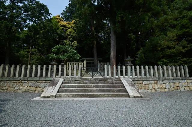 崇徳上皇の墓所として知られる白峯御陵