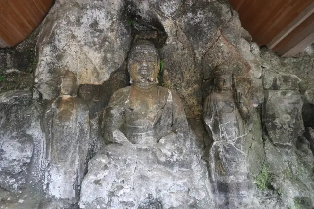 比較的小さな仏像が彫られているホキ石仏第二群