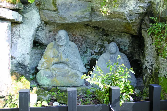 石仏を造らせたと伝わる真名野長者の夫妻像