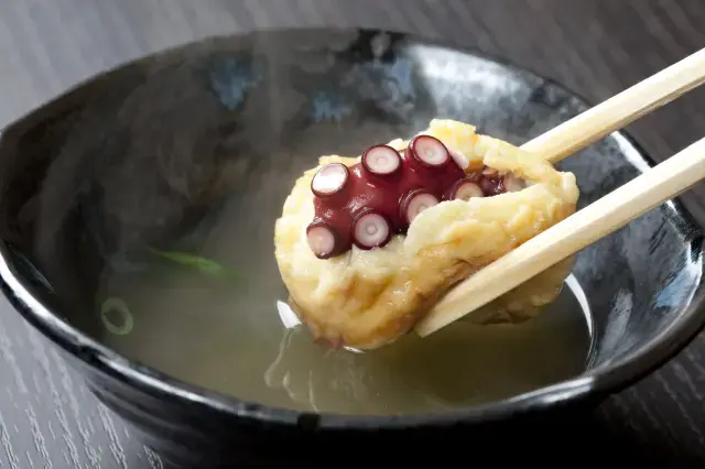 ふわふわの生地の中に、歯ごたえのある明石だこが入っている