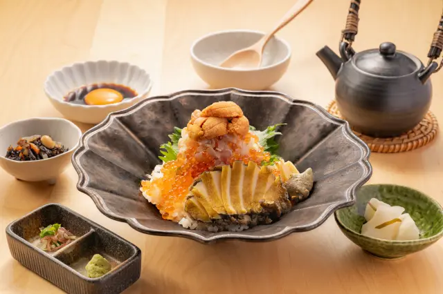 雲丹、鮑、ネギトロ、いくらの乗った、贅沢などんぶりの「特製出汁で味わう海宝丼 松」