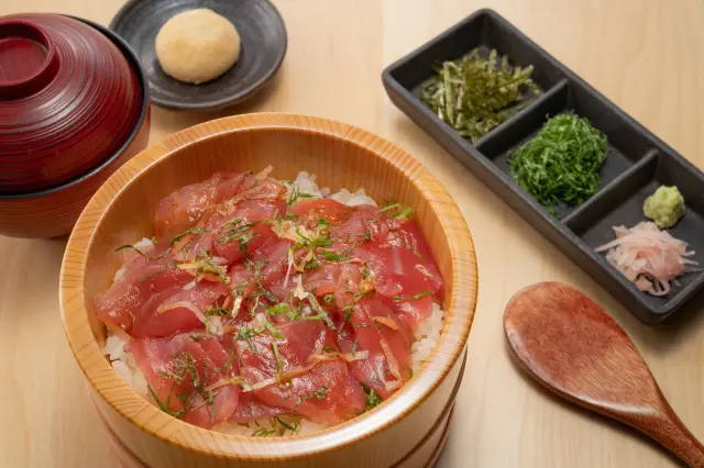 マグロをゑびや特製のたれに漬けて食べる「マグロのてこねずし定食」