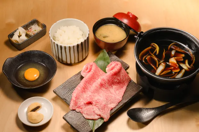 上質な松阪牛の霜降り肉が楽しめる「松阪牛鍋御膳 松」