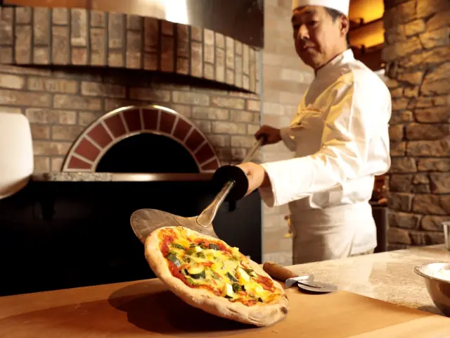 ディナーブッフェでは本格石窯で焼きあげたピザが楽しめる