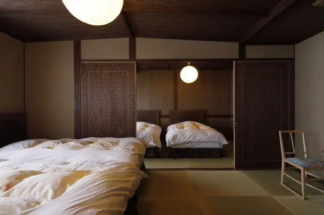 寝室を分けて過ごせる本館特別室には、木の意匠が広がる