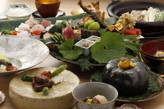 季節の食材を盛り込んだ夕食は、器や彩りも楽しみのひとつ