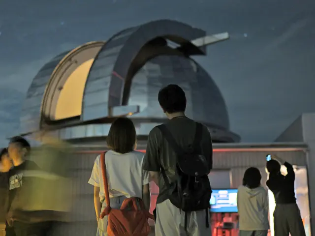 美星天文台の観望デッキで行われる星空案内