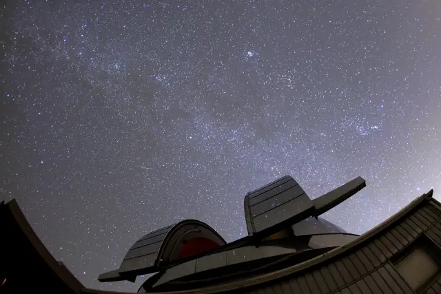 ドームと冬の煌めく星空