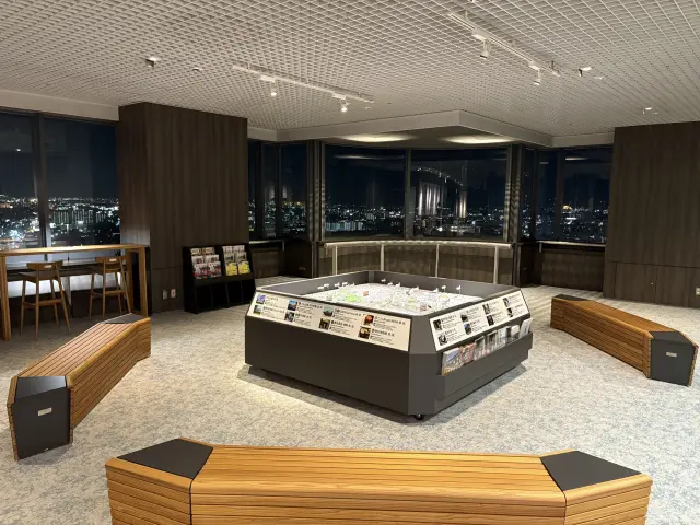 夜景を眺めながら過ごせる展望ロビー