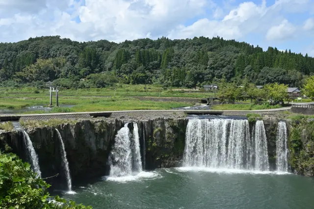 上流・下流のどちらからも滝に近づくことができる