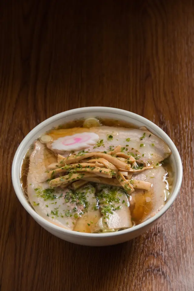 しょうゆ味のスープにチャーシューを合わせた「しょうゆチャーシューメン」