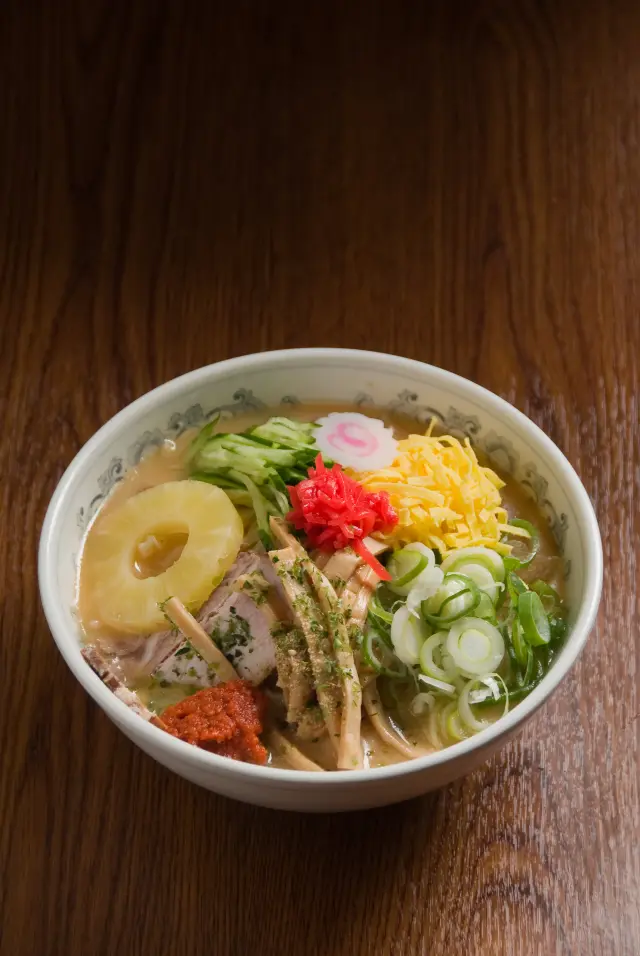 特製ダレと辛みそを組み合わせた「からみそ冷やし中華」