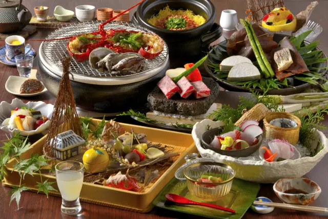 夕食には伊勢海老や金目鯛など伊豆の四大豪華食材を使用