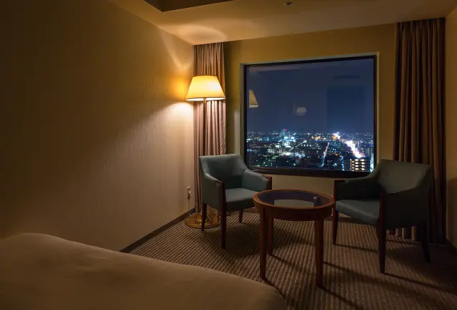 夜にはきらめく夜景が部屋を満たす