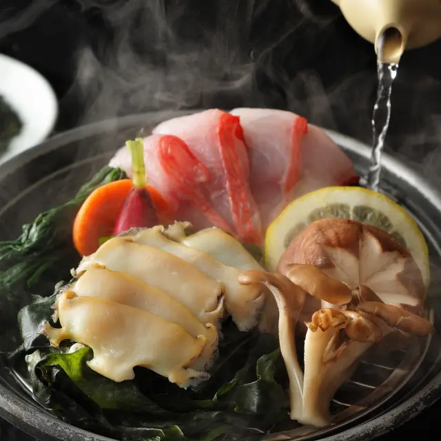 夕食では、海の幸を中心とした和会席を提供