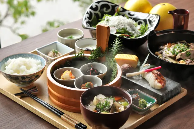 端正なメニューが並ぶ和食膳を朝食にどうぞ