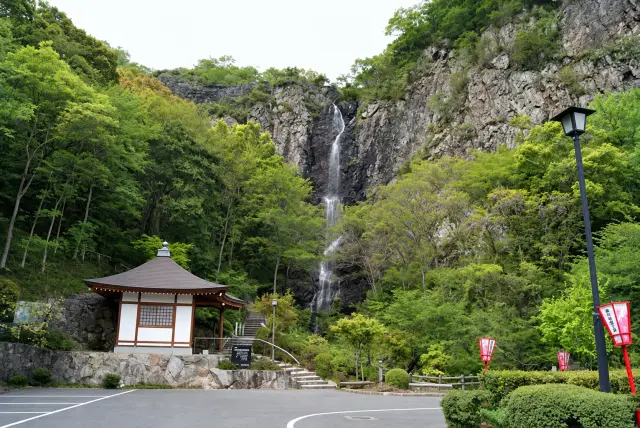 公園からは不動の滝も見える