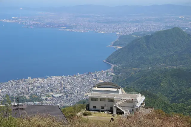 眼下には別府湾の光景が