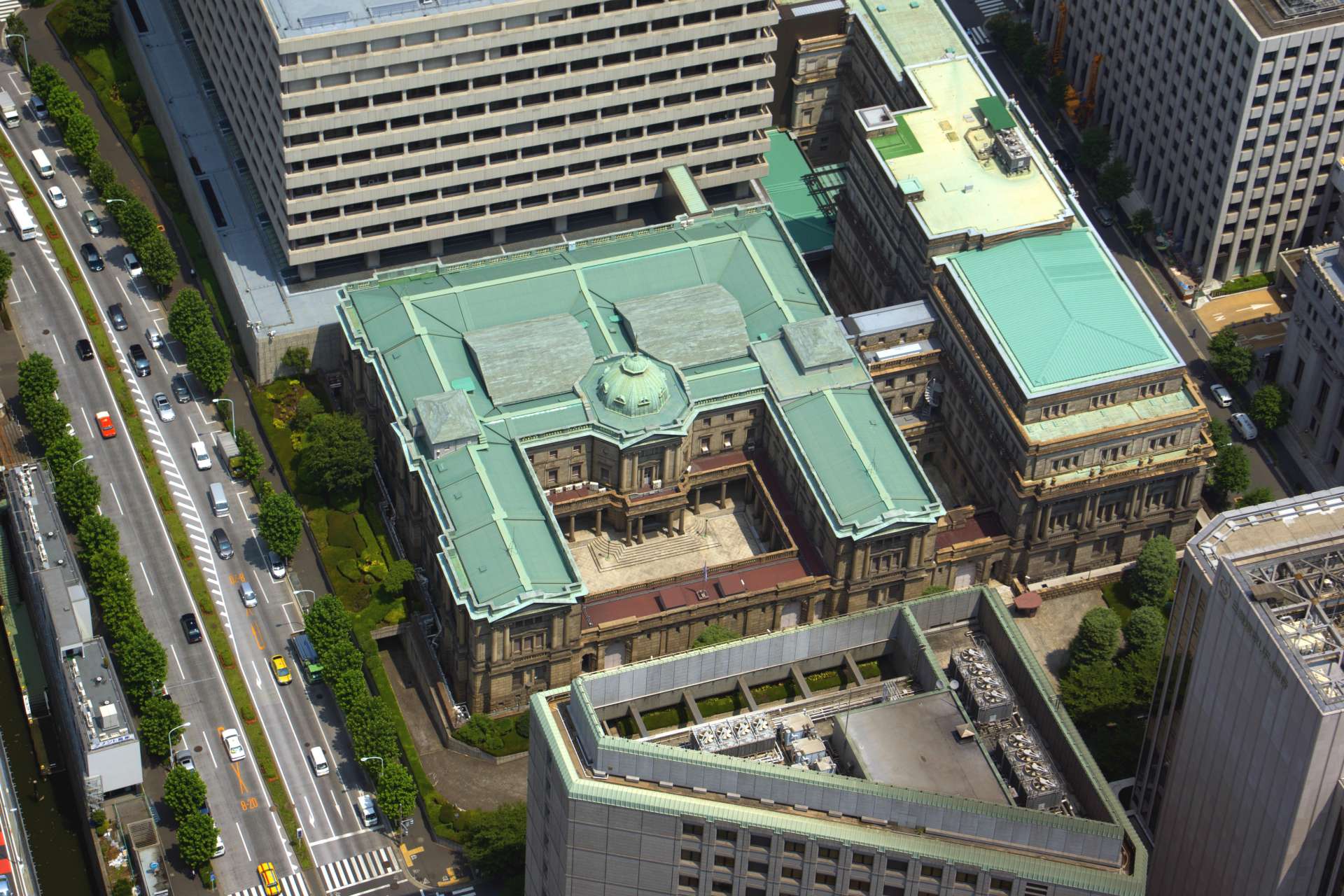 造訪象徵日本近代經濟的「日本銀行本館」，感受建築藝術之美。