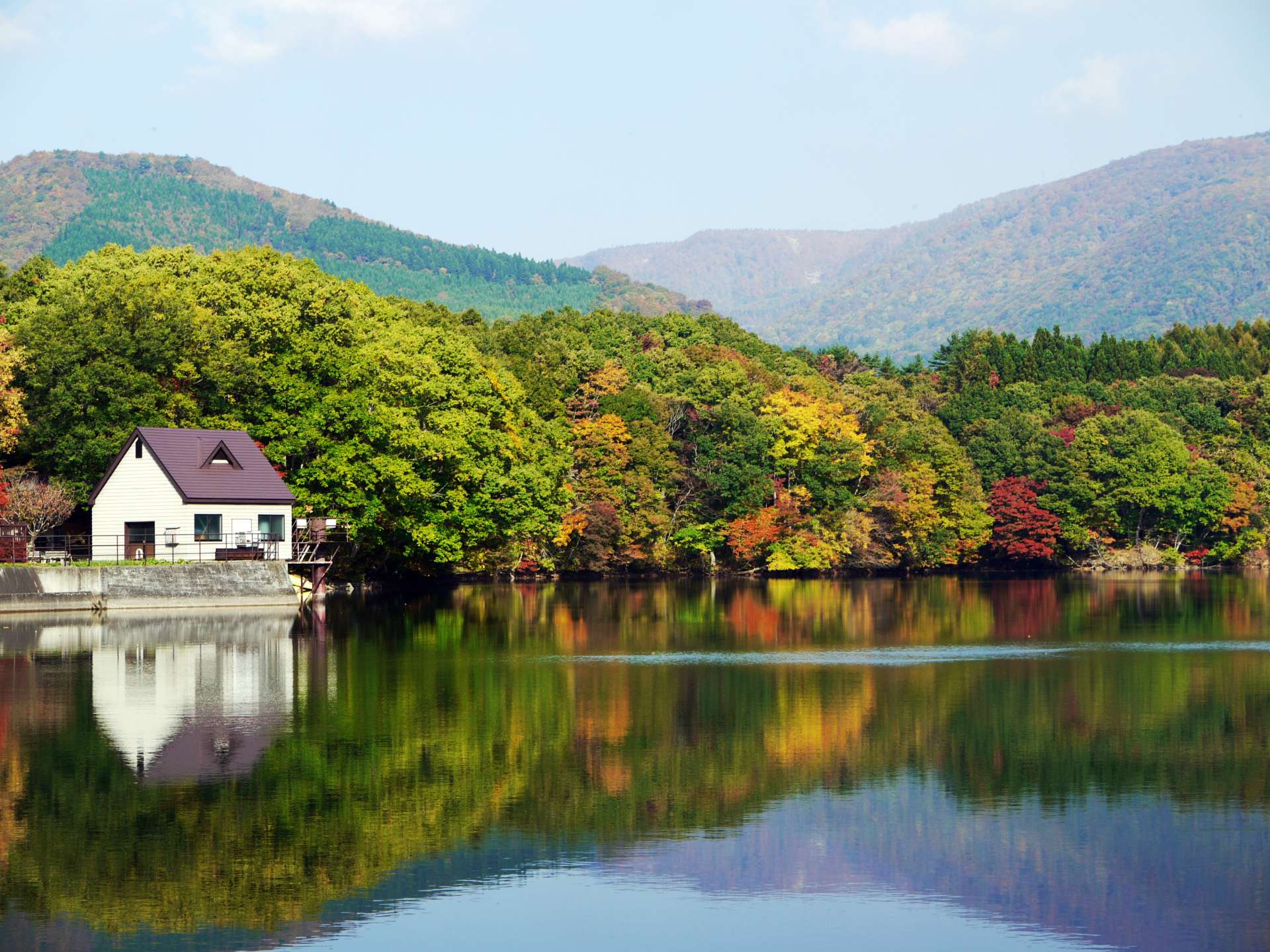 宫城红叶景点 在 长老湖 欣赏枫红如火的红叶和南藏王的名峰 好运日本行