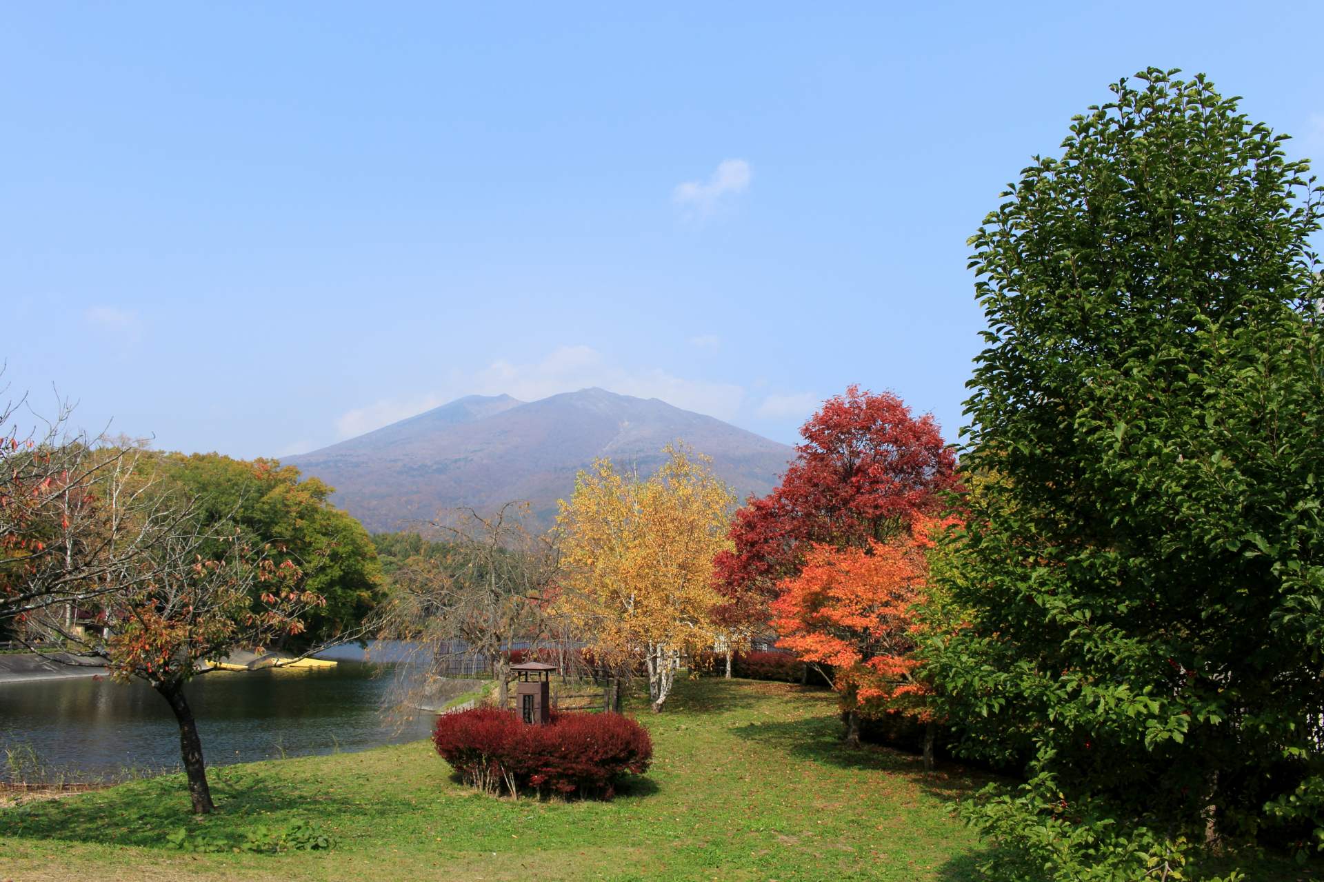 宮城楓葉景點 在 長老湖 欣賞楓紅如火的紅葉和南藏王的名峰 好運日本行