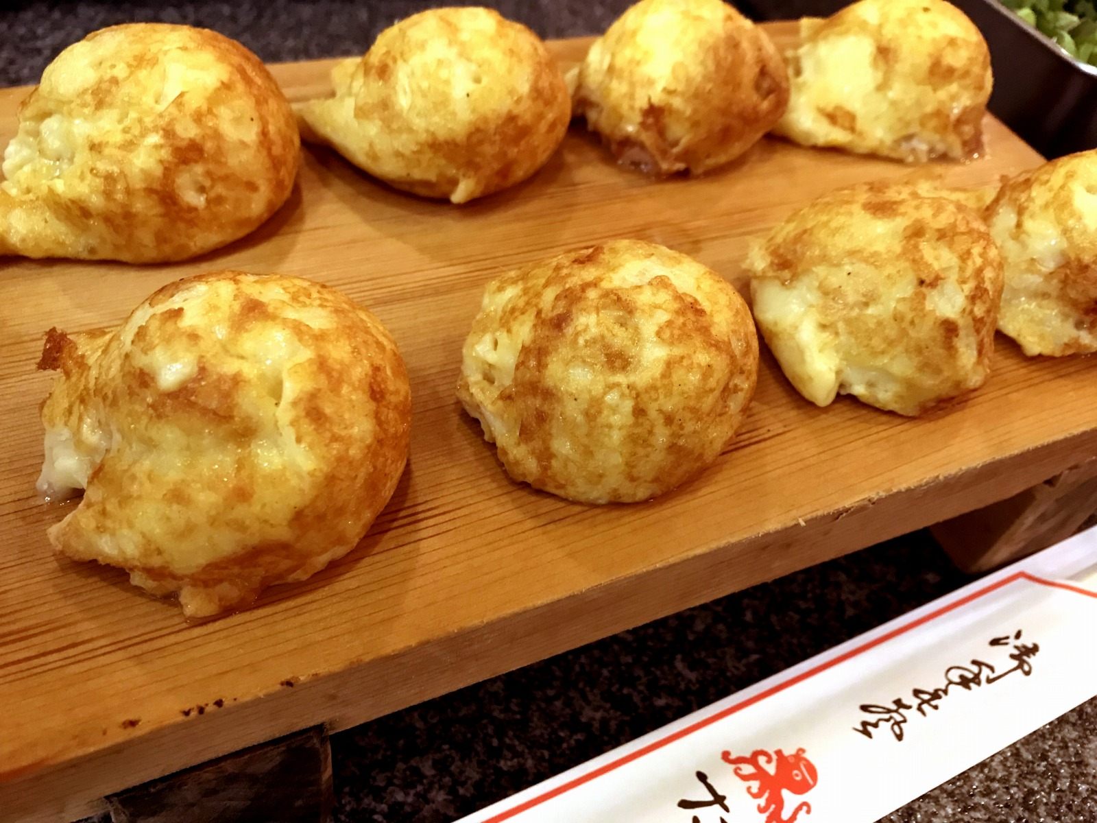 If You Want To Enjoy Hyogo S Specialty Dish Akashiyaki In Osaka We Recommend Takohachi Good Luck Trip