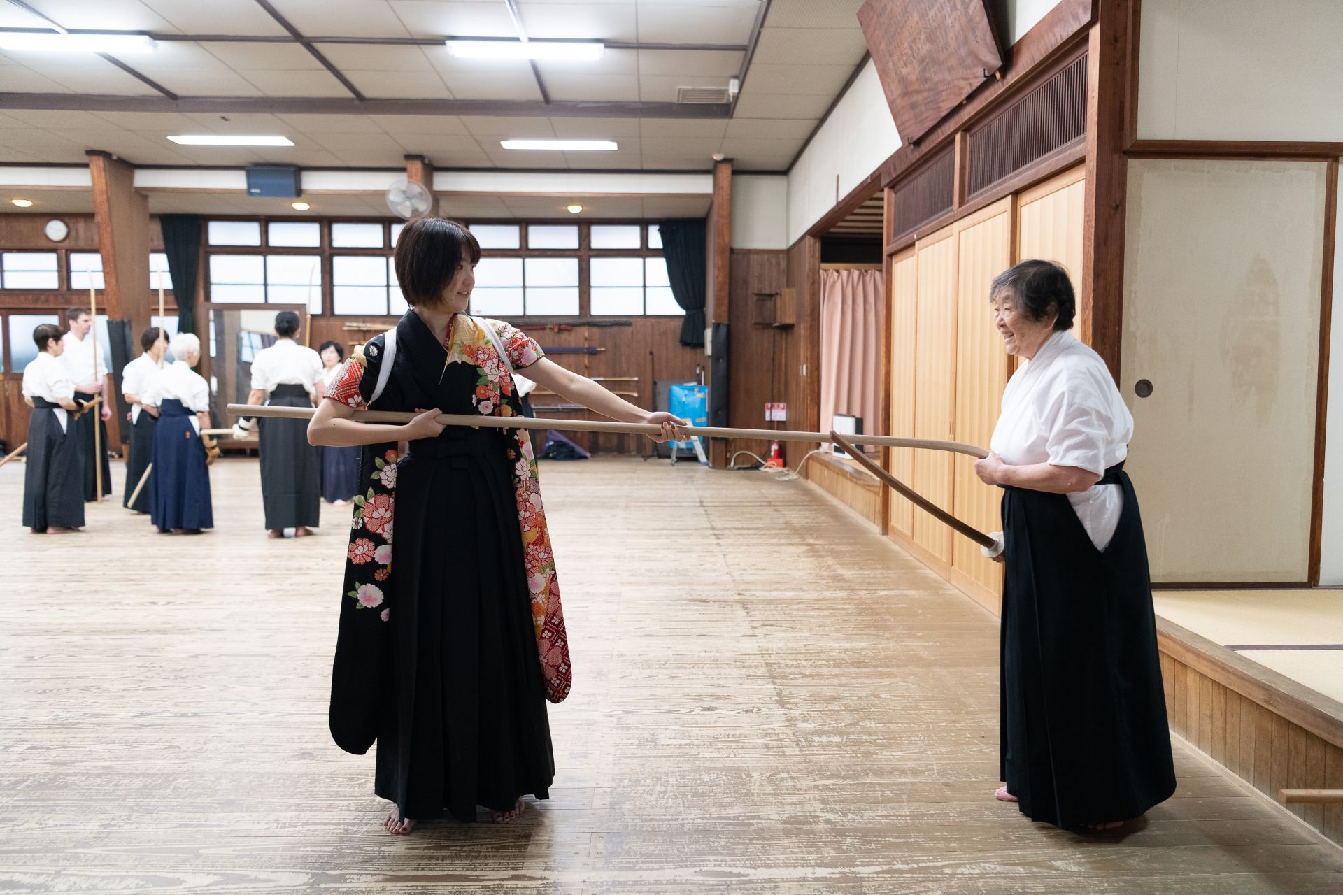 着物をまとい 奥方気分で日本伝統の武道をたしなむ Good Luck Trip