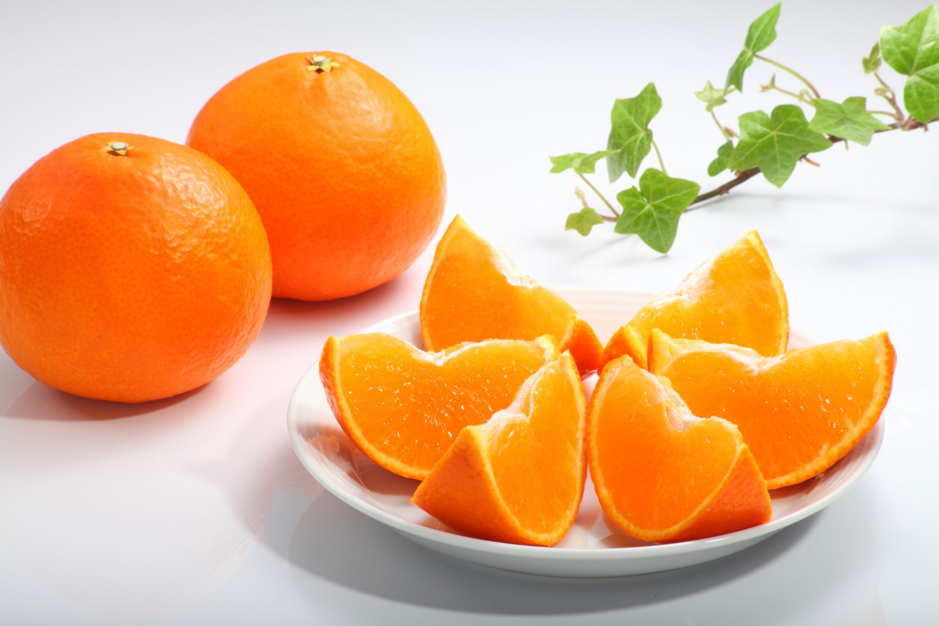 Снова мандарин. Апельсин и мандарин. Мандарин Кераджи. Гибрид мандарина и апельсина. Оранжевый мандарин.