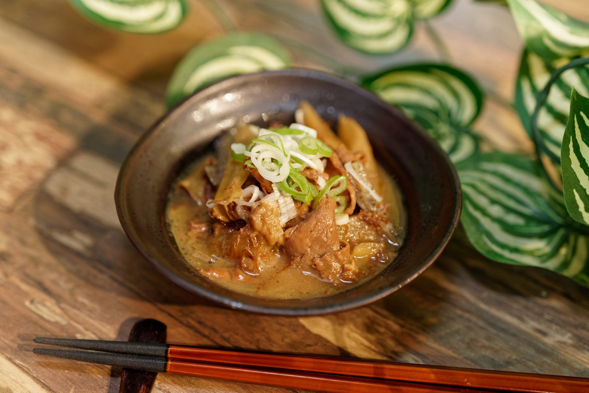 A classic dish from the Oi Racecourse, the famous simmered “Motsu Nikomi” bowl.