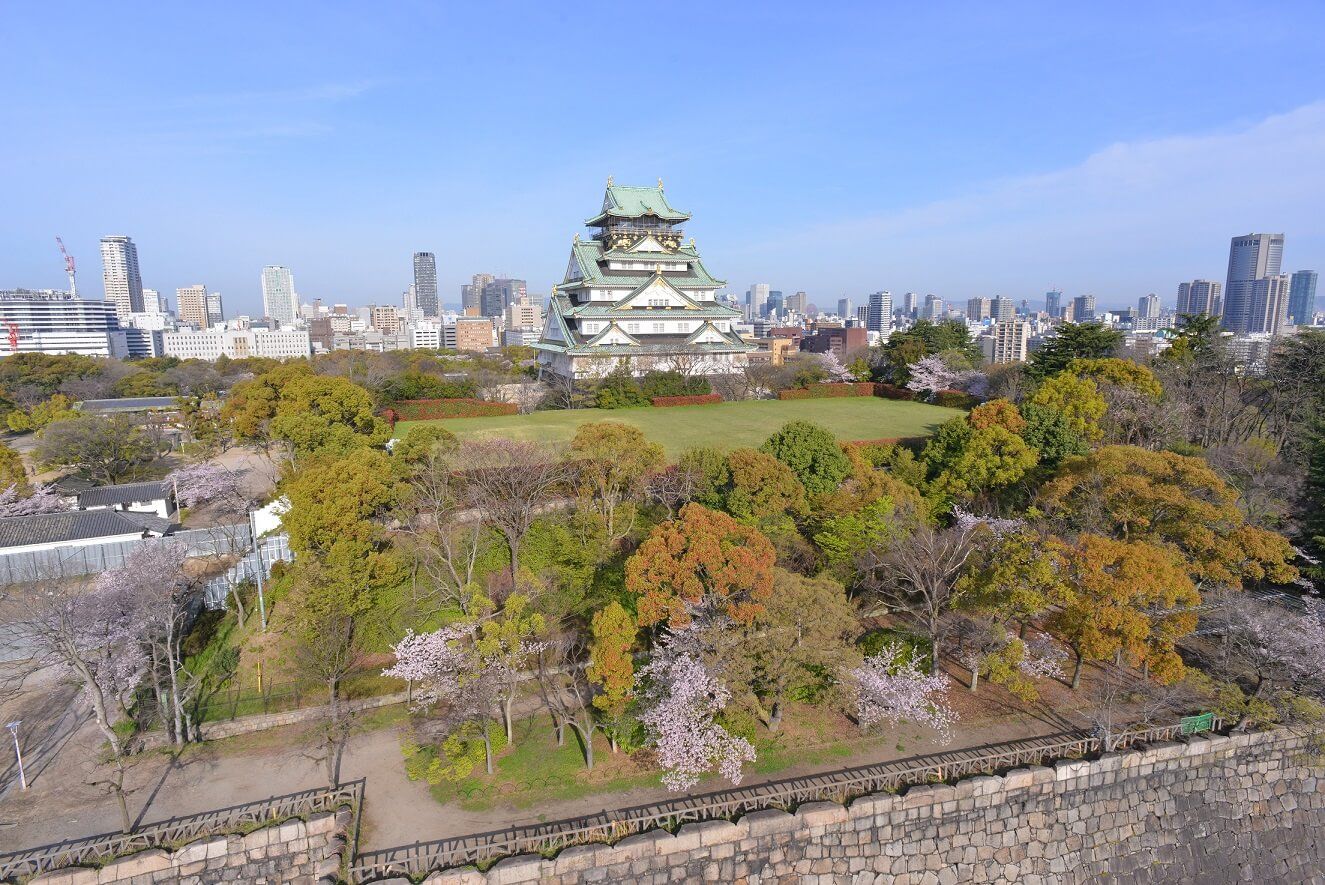 Osaka Castle’s tower is at the heart of this Park with multi facilities and concert / event halls.